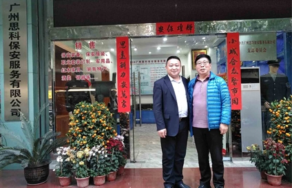 原第二炮兵招待所所長王保?。ㄓ遥┮暡鞐隹票０?，并與董事長張小合合影留念